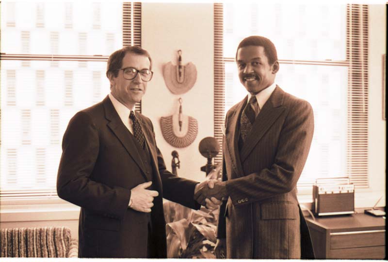David Lewis shakes hands with OU president Joseph Champagne, 1983